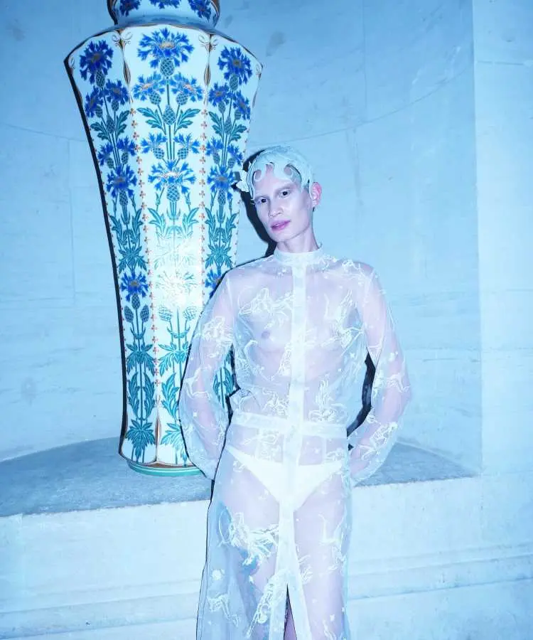 Desfile da Thom Browne na Semana de Alta-Costura de Paris, inverno 2024, apresentando a tendência da renda.